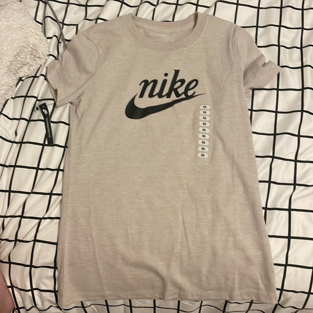 new with tags nike t shirt